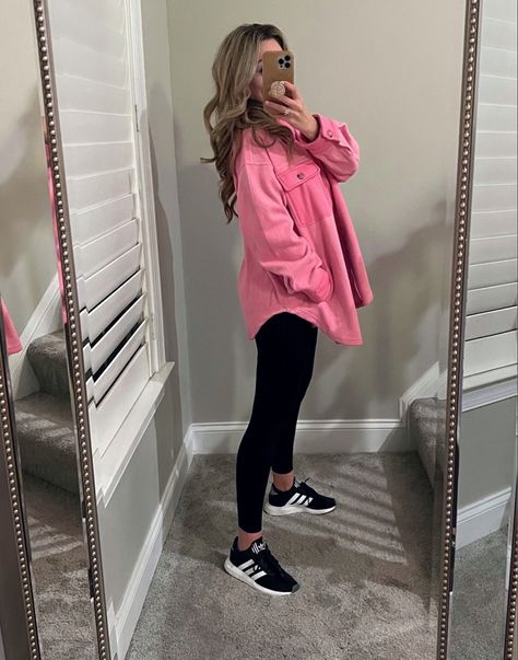 Comfy Mom Outfits Spring, Pink Athleisure Outfits, Tunic Outfit Winter, Outfit Leggins, Momma Outfits, Sports Mom Outfit, Shacket Outfit Women, Pink Shacket, Girly Winter Outfits