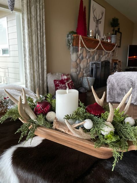 Centerpiece Ideas For Dining Room Table, Antler Christmas Decor, Christmas Dough Bowl, Christmas Candle Centerpieces, Antler Centerpiece, Western Centerpieces, Lodge Style Decorating, Dough Bowl Centerpiece, Barn Christmas