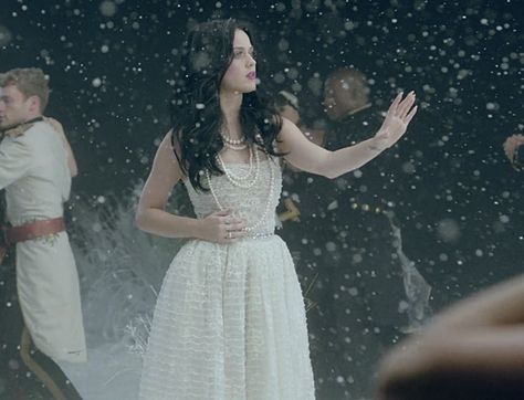 Katy Perry Unconditionally Music Video - i seriously love this dress Katy Perry Unconditionally, Katy Perry Music, Katy Perry Dress, Cardi B, Woman Crush, Khloe Kardashian, Ed Sheeran, Melanie Martinez, Miley Cyrus