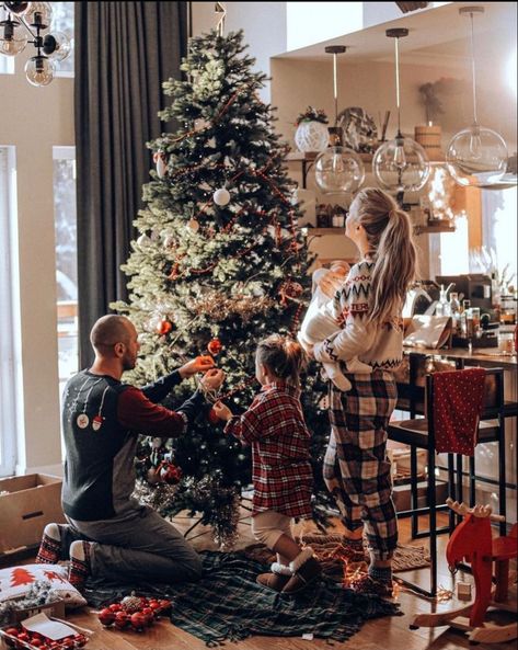 In Home Holiday Photoshoot, Christmas Family Photos Aesthetic, New Year Family Photo Ideas At Home, I’m Home Family Christmas Photos, In Home Family Christmas Photos, Christmas Tree Photoshoot Family Indoor, Christmas Morning Aesthetic Family, I’m Home Christmas Photos, Christmas Photos Pajamas