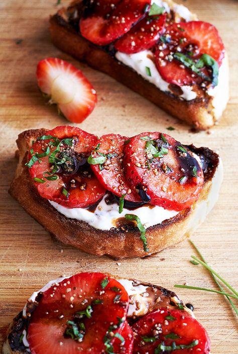 Balsamic Strawberries Cheese Crostini Balsamic Crostini, Strawberry Crostini, Honey Strawberry, Crostini Appetizers, Crostini Recipes, Strawberry Balsamic, Think Food, Tortellini, Fresh Strawberry