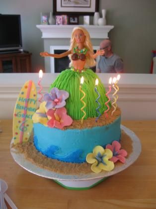 THE cake! Hawaiian Barbie Party, Hawaiian Barbie Cake, Malibu Barbie Cake, Hawaii Cake Ideas Hawaiian Birthday, Hawaiian Sunset Cake, Moana Doll Cake, Moana And Maui Birthday Cake, Hula Party, Hawaii Birthday Party