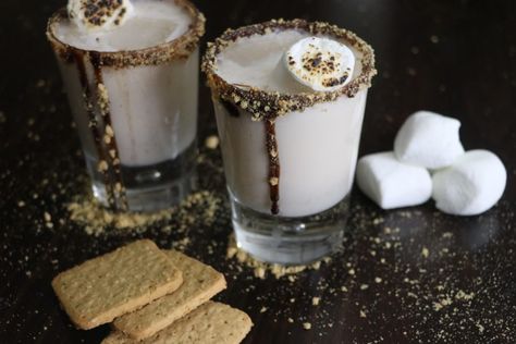 Easy S'mores Campfire Cocktail Recipe | Inspire • Travel • Eat Camping Cocktails, Easy Holiday Cocktail Recipes, Dessert Cocktails, Holiday Cocktail Recipes, Easy Holiday Cocktails, Easy Smores, Toddy Recipe, Spiked Eggnog, Hot Toddies Recipe