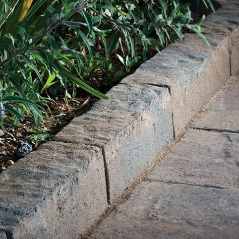 Sidewalk Edging, Garden Edging Stones, Landscape Edging Stone, Concrete Pavers Walkway, Pavers Walkway, Walkway Designs, Hardscape Patio, Sidewalk Landscaping, Paver Edging