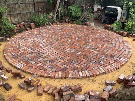 Circle Patio, Paving Ideas, Brick Patio, Recycled Brick, Brick Paving, Brick Garden, Courtyard Gardens Design, Concrete Paving, Garden Paving