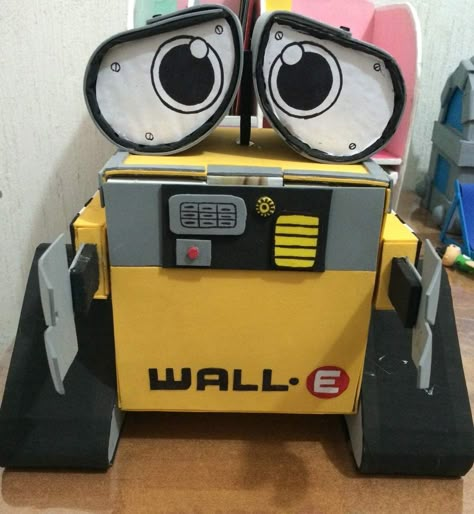 Wall-e hecho de carton y foamy | Manualidades Amino Wall-e Robot Diy, Tony Art And Craft, Wall E Costume, Walle And Eva, Cardboard Robot, Box Robot, Recycled Robot, Robot Theme, Diy Desk Decor