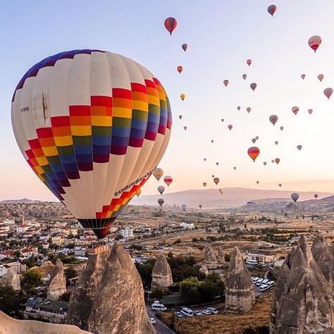 Reminder: Follow your bliss 💫 #DTBehindTheLens @_smallthings_inlife_ 🇹🇷 #dametravelerturkey #dametraveler Sunshine Wallpaper, Short Break Travel, Backgrounds Hd, Turkey Destinations, Cappadocia Turkey, Underground Cities, Hot Air Balloon Rides, Narita, Hot Air Balloons