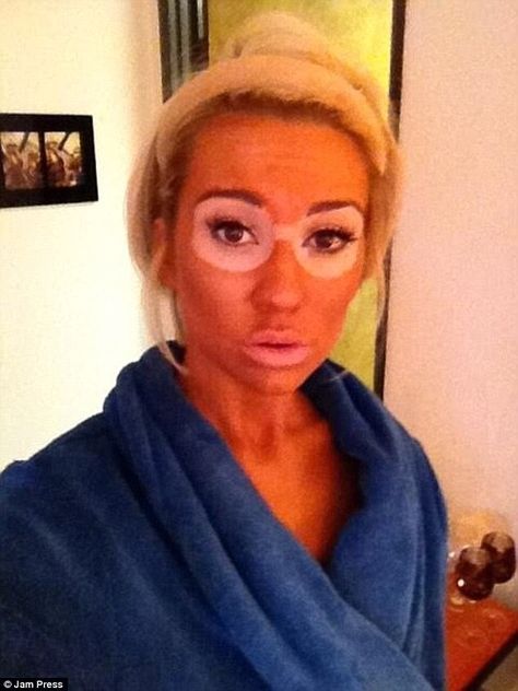 Not a good look! This tan lover managed to get tan lines from her sunbed goggles... Tanning Meme, Bad Spray Tan, Tan Fail, Bad Makeup, How To Get Tan, Dark Complexion, Best Skin Care Routine, New Tattoo, Fake Tan