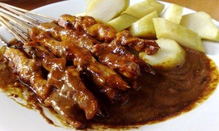 Chicken Satay ( Indonesian grill chicken with peanut sauce). Beef Satay Recipe, Menu Ramadan, Sate Ayam, Tumblr Food, Indonesian Cuisine, Chicken Satay, Culinary Recipes, Indonesian Food, Cooking Meat