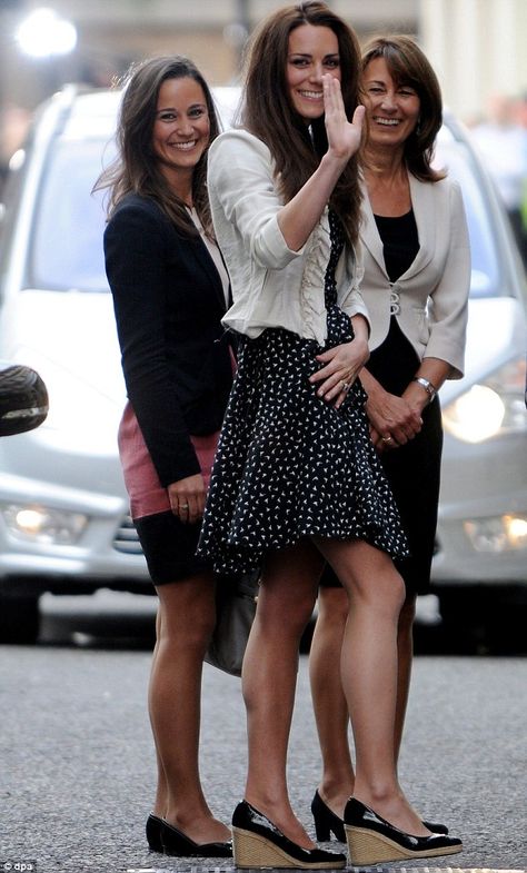 Pippa, Kate, and Carole Kate And Pippa Middleton, Kate Middleton New Hair, Pippa And James, Kate Middleton News, Princesse Kate Middleton, Carole Middleton, Prins William, Kate And Pippa, Princesa Kate Middleton