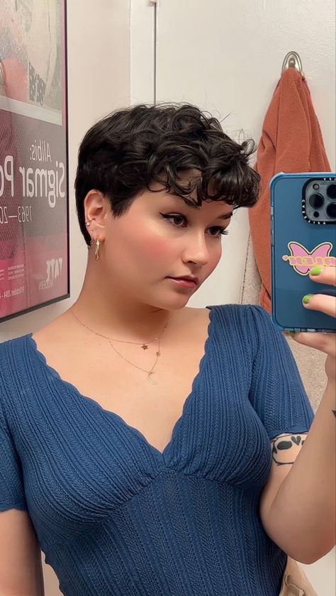 Cropped Curly Hair, Short Haircuts For Curly Hair Round Face, Pixie Cut On Chubby Face, Shag Haircut Curly Short, 90s Pixie Cut Curly, Pixie Cut For Curly Hair, Curly Pixie Cuts Round Face Curls, Short Wavy Pixie Haircut, Curly Pixie Haircut For Chubby Faces