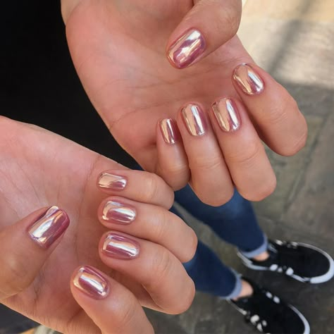 192 Likes, 4 Comments - Lillian Nail (@lillian_nail) on Instagram: “Rose gold chrome :) #릴리안네일 #nailart #nail #gel #gelnailart #gelnail #lanail #salon #ktown…” Chrome Nail Art Rose Gold, Rose Gold Pedicure Toenails, Chrome Rose Gold Nails, Crome Nails Designs, Rose Gold Gel Nails, Chrome Toe Nails, Rose Gold Chrome Nails, Rose Gold Metallic Nails, Nails Rose Gold