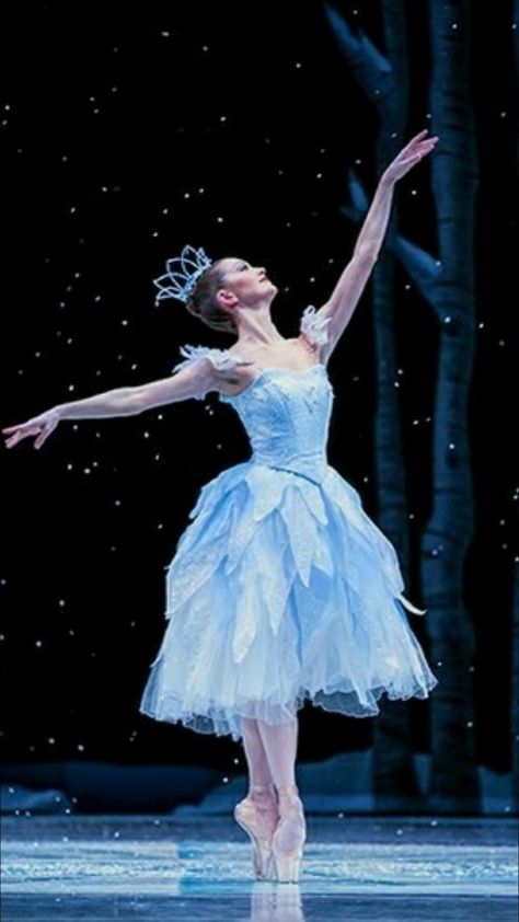 Ballet Wallpaper Snowflake Ballerina Nutcracker Ballet Costumes, Romeo I Julia, Pacific Northwest Ballet, Nutcracker Costumes, Ballet Gif, Snowflake Dress, Ballet Recital, Ballet Images, Ballet Poses