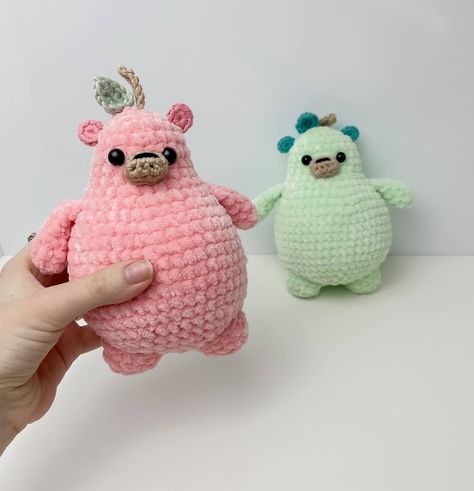 Rose and Lily Amigurumi: Crochet Pear Bear - Free Crochet Pattern Crochet Pear, Toys Quotes, Crocheted Stuffed Animals, Crochet Bear Patterns, Easy Crochet Animals, Crochet Cow, Crochet Animals Free Patterns, Crochet Design Pattern, Kawaii Crochet