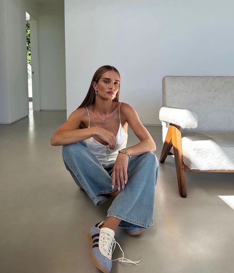 Trainers Outfit, Style Désinvolte Chic, Basket Noir, Football Fashion, Office Outfits Women, Rosie Huntington Whiteley, Trending Sneakers, Mode Inspo, Work Outfits Women