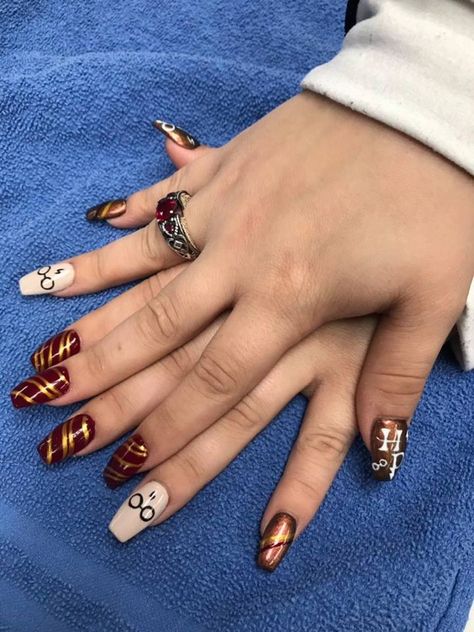 Griffindor Nails Designs, Harry Potter Nails Designs, Potter Nails, Harry Potter Nails, Nails Designs, Cute Acrylic Nails, Red And Gold, Black Nails, Spring Nails