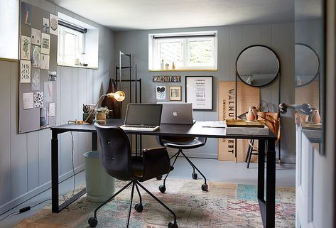 Light gray walls for the stylish contemporary home office Light Grey Office Walls, Grey Office Walls, Light Grey Office, Home Office Light, Industrial Crafts, Light Walls, Romantic Industrial, Gray Office, Wallpaper Office