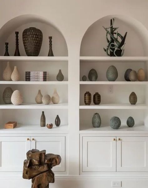 We're sharing 15 genius ways to incorporate the perfect arched bookcase built in or freestanding to your living room, bedroom, den, office, & other areas! You won't believe how you can incorporate these! Niche Decorating Ideas, Built In Shelves Living Room, Living Room Built Ins, Built In Bookcase, Built In Shelves, Living Room Inspo, Modern Spaces, My New Room, Built Ins