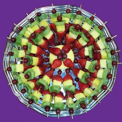 A very finger friendly fruit platter for getting together! My kids would love this anytime as well. Fruit Platter Designs, Fruit Kabobs, Fruit Arrangements, Veggie Tray, Fruit Dishes, Snacks Für Party, Food Display, Fruit Platter, Best Fruits