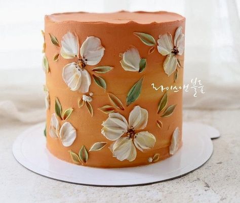 Peach Decorated Cake, Petal Cake Design, Orange Buttercream Cake, Summer Cake Designs, Floral Cake Design, Flower Cake Design, Buttercream Cake Decorating, Spring Cake, Simple Cake Designs