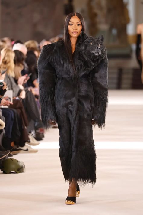 Photos Show the Schiaparelli Runway at Paris Fashion Week Naomi Campbell Walk, Schiaparelli Haute Couture, Lion Dress, Shalom Harlow, Paris Fashion Week Runway, Black Faux Fur Coat, Dramatic Style, Fur Clothing, Moda Paris