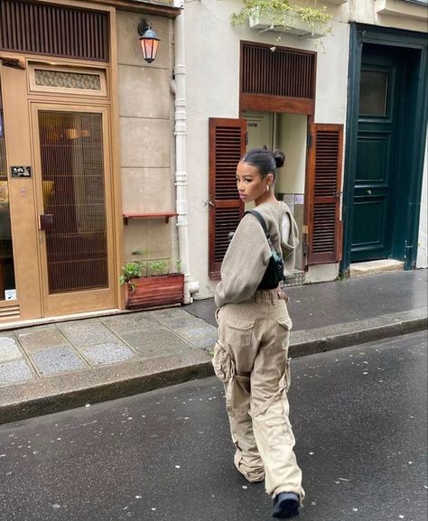 Rate This Cargo pants outfit From ⭐1~10. SAVE & FOLLOW i will update everyweek. Cold Fashion, Streetwear Inspo, Cargo Pants Outfit, Beige Outfit, Photoshoot Inspo, Fire Fits, Looks Street Style, Fall Fits, Winter Fits