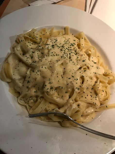 Pasts Aesthetic, Aesthetic Alfredo Pasta, Cute Pasta Aesthetic, At Home Bakery Aesthetic, Comfort Food Aethstetic, Good Eats Aesthetic, Fettucini Alfredo Aesthetic, Chicken Alfredo Aesthetic, Vegetarian Aesthetic Food