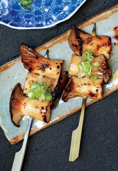 Vegetarian yakitori? It's a great thing with these king trumpet mushrooms. Mirin Recipe, Resep Sushi, Yakitori Recipe, Trumpet Mushrooms, Japanese Cooking, Bulgogi, Grilled Vegetables, Mushroom Recipes, Grilling Recipes