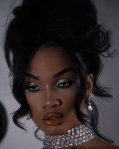 Maneater Aesthetic Black Women, Old Hollywood Aesthetic Black Women, Vintage Makeup Black Women, Roaring 20s Black Women, Dark Feminine Black Women, Vampy Makeup For Black Women, Old Hollywood Glamour Black Women, Vampy Hairstyles, Old Hollywood Makeup Look