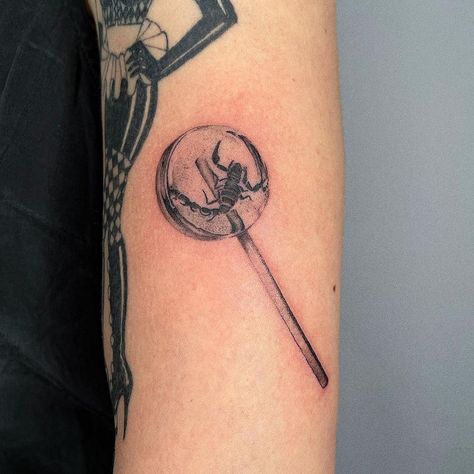 Lolipop Scorpion Tattoo, Modern Style Tattoos, Scorpion Sucker Tattoo, Scorpion Lollipop Tattoo, Scorpion Drawing, Tattoo Ideas Back, Scorpion Art, Film Tattoo, Animal Sleeve Tattoo