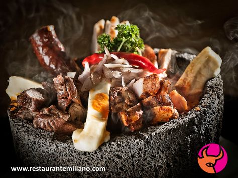 Restaurante Emiliano le platica que el platillo conocido como “molcajete” consiste en cocinar un tipo de carne a la parrilla y luego ponerlo sobre un molcajete o metate de piedra, generalmente es de carne de res como costilla, bistec, sirloin o filete. En Restaurante Emiliano le ofrecemos los más ricos molcajetes. No puede dejar de probarlos. #restauranteenpuebla Mexican Dishes, Food Truck, Mexican Food Recipes, Tacos, Meat, Ethnic Recipes