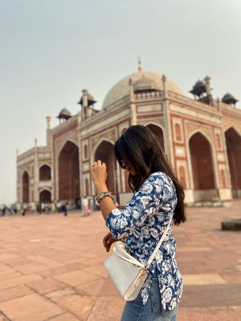 Varanasi Photography Beautiful, Travel Pose, Temple Photography, Agra Fort, Dps For Girls, Instagram Captions For Friends, Face Aesthetic, Self Portrait Poses, Stylish Photo Pose