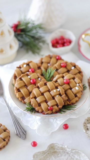 Joyce Mrad on Instagram: "Criss-cross, who’s the baking boss? . (Sheepishly presents yet another lattice cookie recipe🙋🏻‍♀️). . Christmas🎄is the only time Ronnie doesn’t remind me about his diet when I serve baked goods over the weekend🤣. Even then, I can’t help but keep things on the healthier side💪🏼. . This year, we’re swapping iced gingerbread cookies for these delicious criss-cross goodies. Ingredients • 4-5 cups all-purpose flour • 1/3 cup cornstarch • 2 ½ tsp ground cinnamon • 2 tsp Iced Gingerbread, Cookie Dough Ingredients, Cross Cookies, Heart Shaped Cookies, Filled Cookies, Healthy Sides, Sandwich Cookies, Shaped Cookie, Cookie Recipe