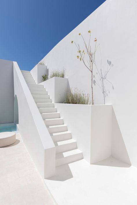 Santorini House, Arsitektur Art Deco, Hiasan Dalaman Rumah, Kleiner Pool Design, White Building, Minimalist Architecture, Design Del Prodotto, Cafe Design, House Inspo