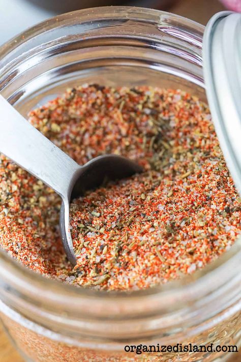 Make a fabulous Prime Rib dinner with this homemade Prime Rib Seasoning! The spices in this prime rib rub give the beef fantastic flavor! Montreal Steak Seasoning Recipe, Steak Seasoning Recipe, Pork Rub Recipe, Best Steak Seasoning, Prime Rib Seasoning, Pork Dry Rubs, Season Steak Recipes, Montreal Steak Seasoning, Country Style Pork Ribs