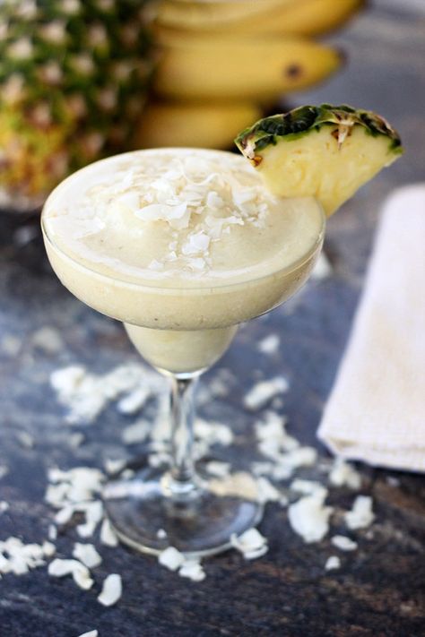 Sugar-free Banana Piña Colada | Tasty Yummies Gluten-free Recipes Virgin Cocktail Recipes, Pina Colada Mocktail, Virgin Pina Colada, Easy Mocktail Recipes, Pina Colada Recipe, Non Alcoholic Cocktails, Vegan Drinks, Mocktail Recipe, Breakfast Smoothies