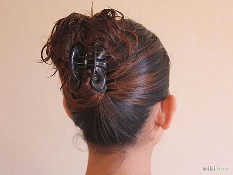 Simple and easy up-do with a claw clip Hair Clips 90s, Hair Mistakes, Clip Hairstyles, Claw Hair Clips, Teen Hairstyles, Claw Clip, Hair Claw, Hair Updos, Bun Hairstyles