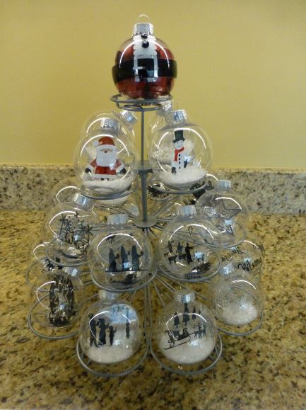 Filled acrylic baubles displayed on a cupcake stand Bauble Display Ideas, Christmas Fayre Ideas, Acrylic Baubles, Craft Fair Booth Display, Stall Display, Fair Booth, Inexpensive Christmas Gifts, Inexpensive Christmas, Craft Fairs Booth