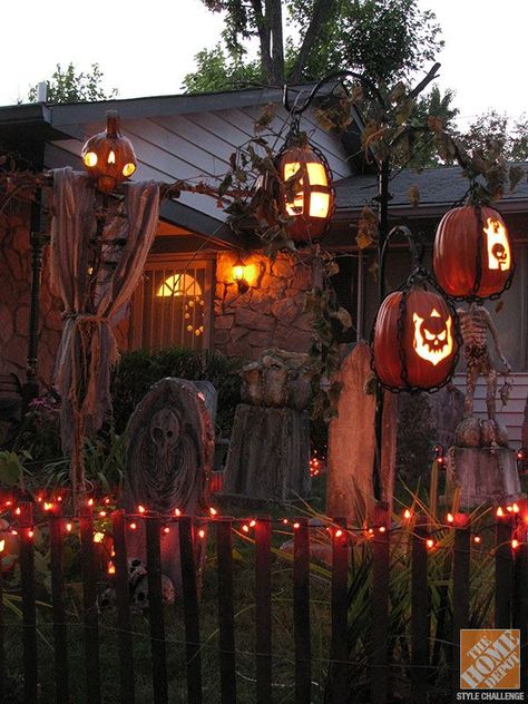 DIY Halloween Yard Decorations: Faux pumpkins become lanterns when carved and hung from the trees - Outdoor halloween Halloween Yard Decorations Diy, Diy Halloween Dekoration, Halloween Outside, Adornos Halloween, Halloween Recipe, Halloween 2014, Crafts Halloween, Wallpaper Halloween, Halloween Yard Decorations