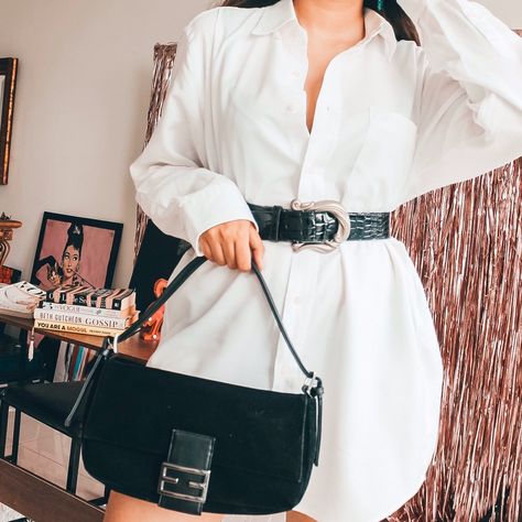 Street Style with an oversized white shirt, buckle belt and a Fendi-esque shoulder bag Oversized Shirt Belt Outfit, Oversized Shirt With Belt Outfit, Oversized Shirt With Belt, White Oversized Shirt Outfit, Nye 2024, Shirt With Belt, Oversized Shirt Outfit, Baggy Shirts, White Button Shirt