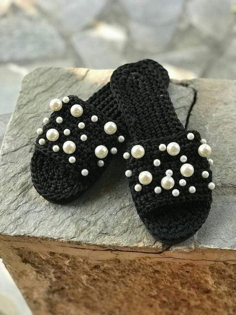 Slippers Design, Diy Crochet Slippers, Crocheted Slippers, Diy Crafts Crochet, Diy Slippers, Ladies Slippers, Crochet Shoes Pattern, Crochet Slipper Pattern, Crochet Symbols