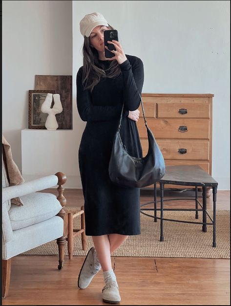 Dress With Birkenstocks, Black Birkenstock Clogs Outfit, Clogs With Dresses, Style Birkenstock Clogs, Style Birkenstock Boston, Birkenstock Boston Clog Outfit, Clog Outfit Summer, Birkenstock Clogs Outfit, Birks Outfit