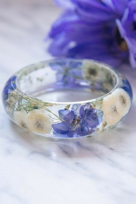 Flower Jewelry Diy, Pressed Flower Resin, Breath Flowers, Diy Bangle Bracelets, Floral Resin, Leather Jewelry Diy, Resin Jewelry Diy, Diy Jewelry Unique, Resin Bangles