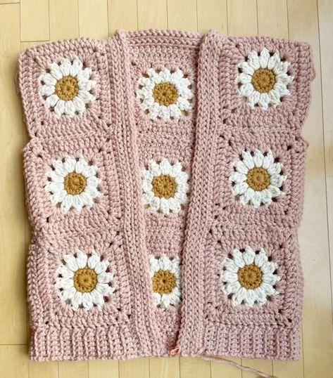 Cozy Days Daisy Cardigan Part 2 - All About Ami Crochet Daisy Granny Square Cardigan, Daisy Granny Square Cardigan, Crochet Daisy Cardigan, Crochet Granny Square Blanket Pattern, Easy Crochet Blanket Tutorial, Granny Square Blanket Pattern, Square Blanket Pattern, Daisy Cardigan, Crochet Jumper Pattern