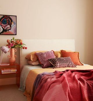 Colour Pop Bedroom, Pop Of Colour Bedroom, Colourful Bedroom Aesthetic, Warm Tone Bedroom, Pop Of Color Bedroom, Ochre Bedroom, Cosy Bedding, Bright And Airy Bedroom, Colour Pop Interior