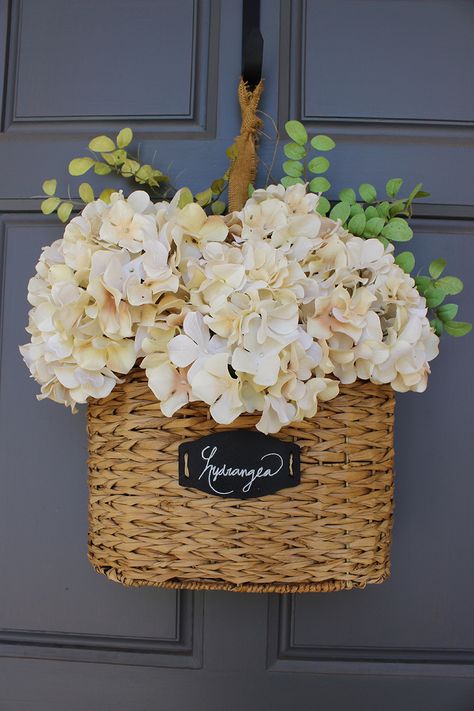 Simple, beautiful and makes a gorgeous statement on your front door... DIY Floral Hanging Basket! Hanging Baskets Diy, Front Door Baskets, Front Porch Christmas, Spring Decoration, Floral Baskets, Front Porch Christmas Decor, Diy Basket, Spring Door, Deco Floral