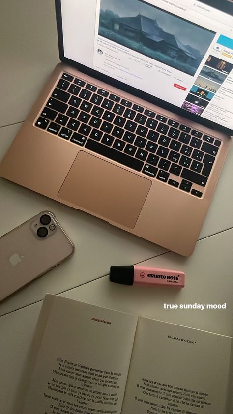 Rose Gold Macbook Aesthetic, Aesthetic Sunday, Apple Laptop Macbook, Coffee Shop Aesthetic, Getting A Tattoo, Studying Life, Academic Motivation, Apple Phone Case, Apple Laptop