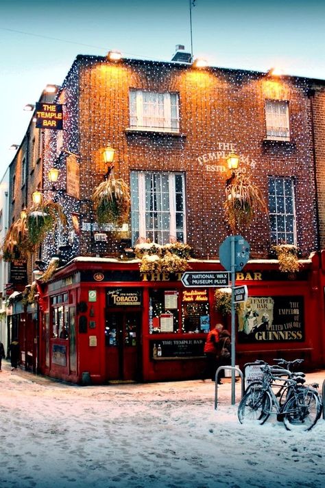 Christmas in Temple Bar, Dublin, Ireland. Temple Bar Dublin, Winters Tafereel, Temple Bar, Voyage Europe, Dublin Ireland, Ireland Travel, Oh The Places Youll Go, Cafe Bar, Guinness