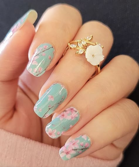 Tree Of Life Nail Art, Nail Art Cherry Blossom, Peach Blossom Nails, Spring Nails Cherry Blossom, Cherry Blossoms Nail Art, Japan Nails Design, Nail Cherry Blossom, Cherry Blossom Manicure, Japanese Cherry Blossom Nails