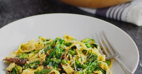 Garlic & Lemon Tagliatelle with porcini mushrooms & green veg, finished with fresh herbs, chilli and a shaving of vegan parmesan Lemon Tagliatelle, Tofu Curry, Porcini Mushrooms, Beach Meals, Vegan Parmesan, Vegetarian Pasta, Fresh Herbs, Pasta Salad, Parmesan